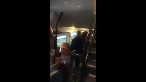 Polizia francese trascina giù dal treno migrante incinta: il video è virale