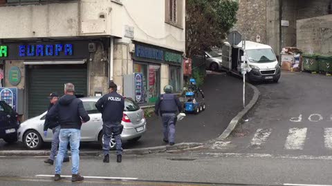 Furgone sospetto in via Swinbourne. Corso Europa chiuso: traffico bloccato