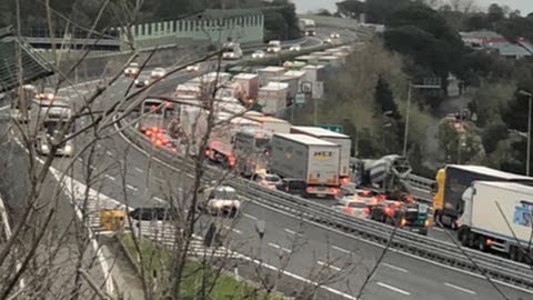 A10, tir si ribalta tra Varazze e Arenzano: code e disagi. Le immagini