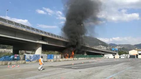 Ventimiglia, ruspe nel greto del Roja: un migrante dà fuoco alla sua tenda