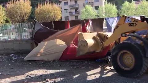 Ventimiglia, ruspe nel greto del Roja: un migrante dà fuoco alla sua tenda