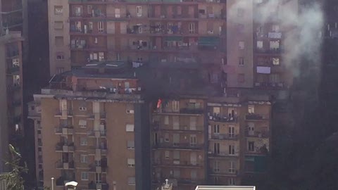 Incendio in un appartamento al Lagaccio, le fiamme escono dalla finestra