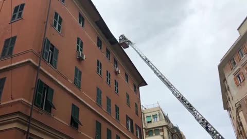 Crolla un cornicione in via Montevideo, tra le macerie anche un condizionatore