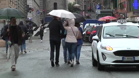 Primo maggio, la pioggia non scoraggia i turisti a Genova. E i commercianti ringraziano