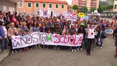 Genitori, docenti e alunni in piazza: in 400 per strada contro la chiusura della scuola