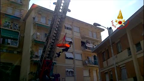 Anziana di 180 kg si sente male, per soccorrerla interviene l'autoscala dei pompieri