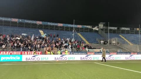 Entella, vittoria a Novara. Il presidente Gozzi sotto la curva per ringraziare i tifosi chiavaresi (Le immagini) 