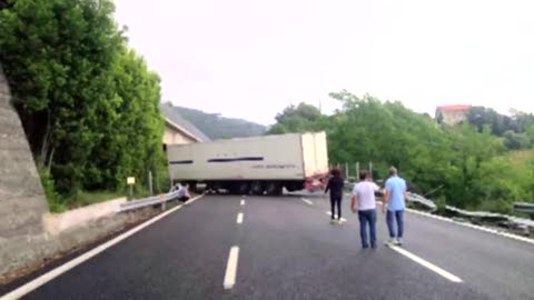 A10, incidente a Tir e l'autostrada va di nuovo in tilt 