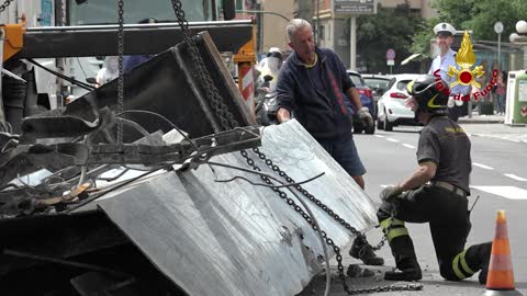 Sampierdarena, camion si incastra nel sottopasso: binari danneggiati, sospesa la linea ferroviaria 