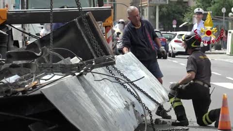 Camion si incastra nel sottopasso, a Genova treni e traffico nel caos