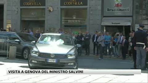 Il ministro Salvini a Genova, l'arrivo in prefettura