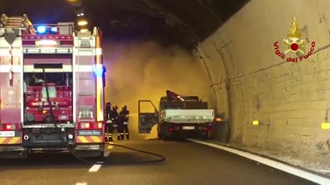 Furgone in fiamme sulla A12, le immagini dei vigili del fuoco