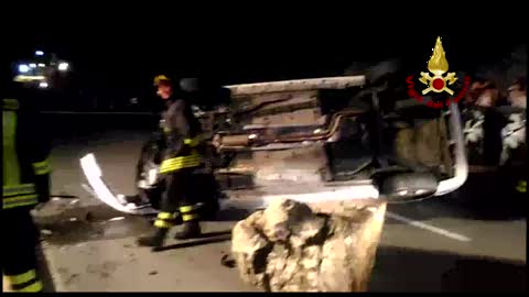 Incidente in corso Italia, taxi si cappotta e centra un masso: il video