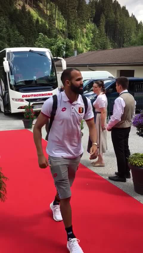 Genoa, il pullman della squadra arriva in hotel a Neustift (2)