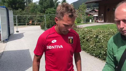 Genoa, Criscito si concede ai tifosi tra selfie e abbracci 