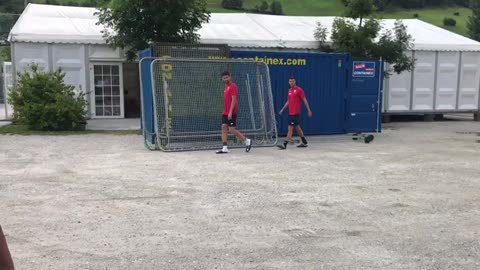 Genoa, Mazzitelli e Spolli a passeggio nel centro sportivo di Neustift 