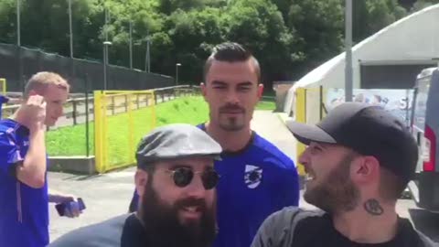 Sampdoria, foto e autografi per il nuovo portiere Emil Audero 