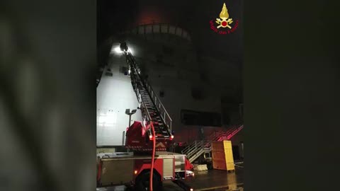 Fiamme sulla nave militare 'Vulcano' al Muggiano. Le immagini dei vigili del fuoco