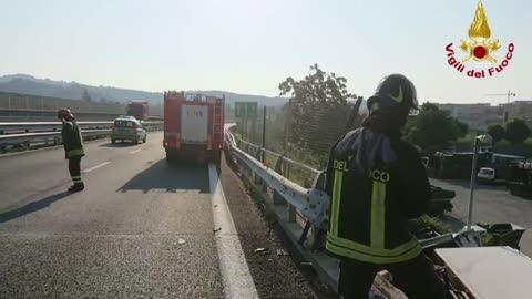 Tir esce di strada e precipita giù dalla A10, le immagini 