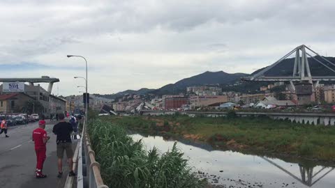 Crollo di Ponte Morandi, gli elicotteri sorvolano il luogo del disastro 