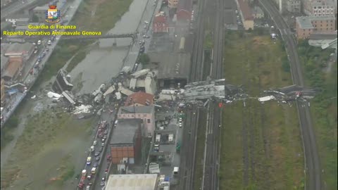 Crollo Ponte Morandi,  le immagini del luogo del disastro riprese dall'elicottero 