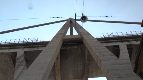 Le immagini da sotto i piloni di Ponte Morandi 