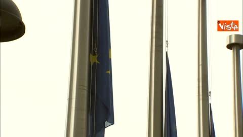 Crollo di Ponte Morandi, bandiere a mezz'asta davanti alla Commissione Ue