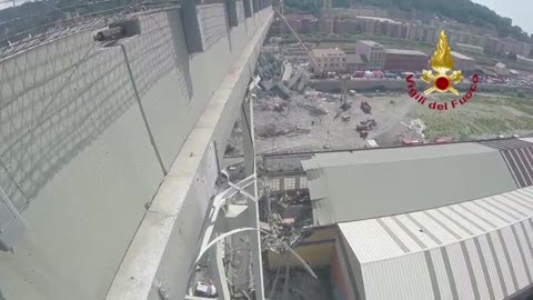 Ponte Morandi, Vigili del fuoco al lavoro tra le macerie