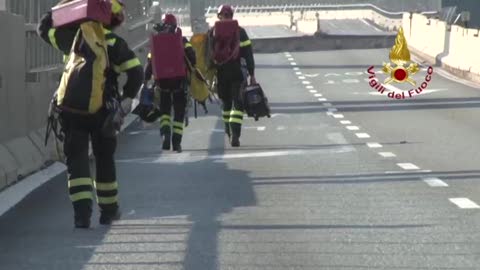 Ponte Morandi, la rimozione delle parti pericolanti grazie ai vigili del fuoco