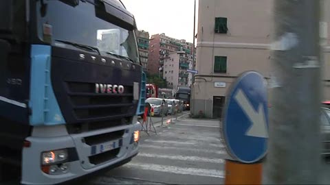 Camion, auto e moto forzano il blocco di via Buccari in diretta su Primocanale