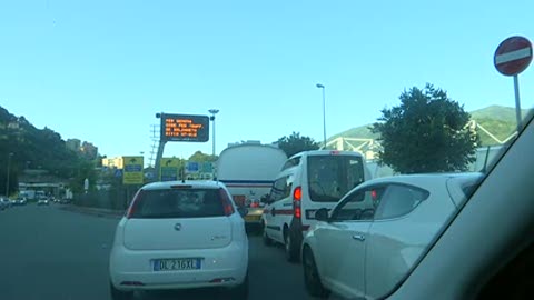 Nodo autostradale di Genoa, code e traffico intenso al casello di Bolzaneto 