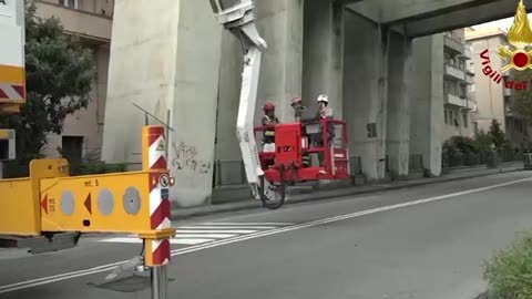 La bandiera di Genova sul Morandi, Toti e Bucci: 