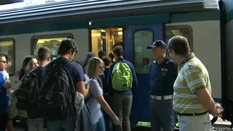 Primo giorno di scuola, alla stazione Principe la corsa per prendere il treno 