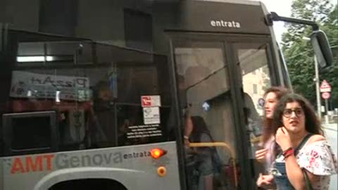 Bus strapieno a Fegino, impossibile salire sul 53