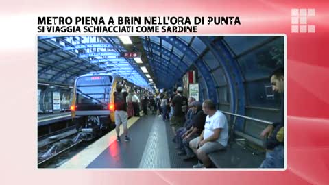 Metro piena all'ora di punta a Brin, si viaggia schiacciati come sardine