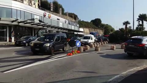 Genova, traffico nel ponente nel caos: e in via Siffredi aumentano i furbetti contromano