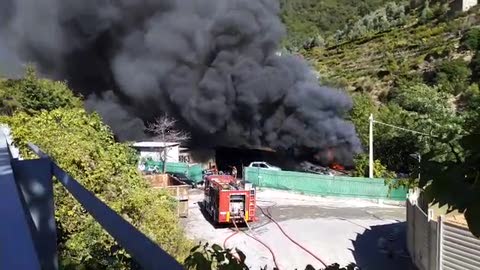 Incendio in deposito auto, colonna di fumo nera sopra Taggia