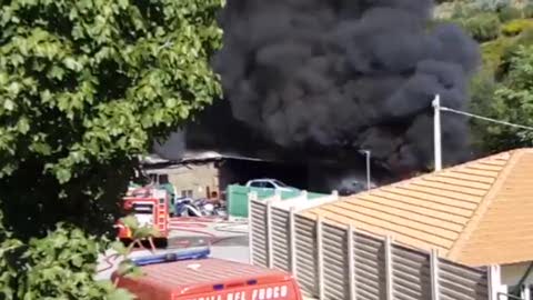 Incendio in un deposito auto,  colonna di fumo nera sopra Taggia