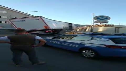 Camion incastrato a Borzoli, traffico in tilt