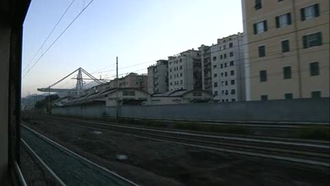 Crollo ponte, in treno sotto il moncone del Morandi da Sampierdarena a Rivarolo