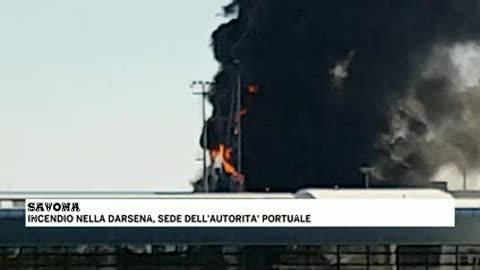 Incendio in darsena a Savona, in fiamme la sede dell'Autorità Portuale