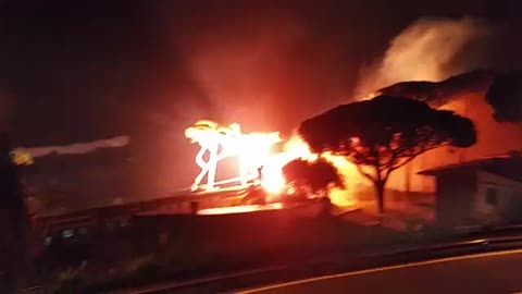 Bogliasco, le immagini dell'incendio lungo la ferrovia