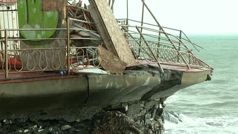 La passeggiata di Genova Nervi distrutta dalla forza del mare