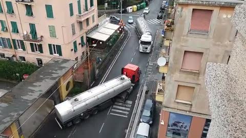 Via Multedo, la strada è stretta e i due bestioni tentennano...