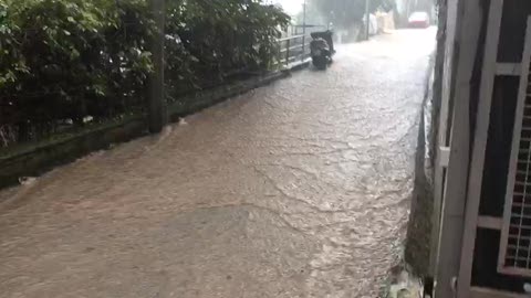 Continua a piovere, via Scarpanto a Pegli diventa un corso d'acqua