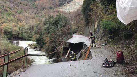 Frana a San Carlo di Cese, 250 famiglie isolate