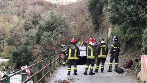 Frana a San Carlo di Cese, famiglie isolate: vigili del fuoco al lavoro