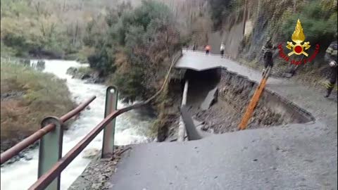 Frana a San Carlo di Cese, 250 persone isolate