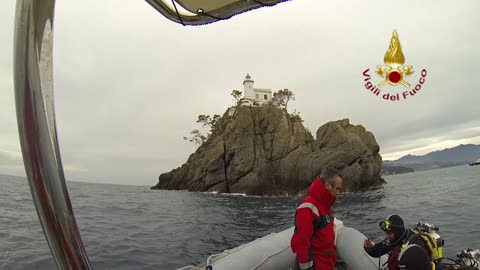 Dopo la mareggiata, il fondale di Rapallo sembra un paesaggio lunare: le immagini dei vigili del fuoco