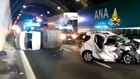 Paura sull'A10, schianto tra auto e furgone: le immagini choc